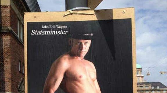 Polémica por un político danés desnudo y con sombrero cowboy haciendo campaña