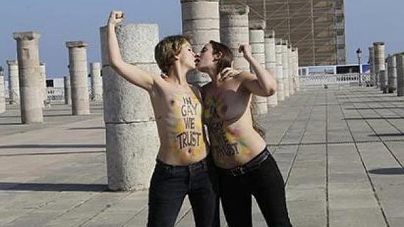 Dos activistas de Femen se besan desnudas en un monumento de Rabat