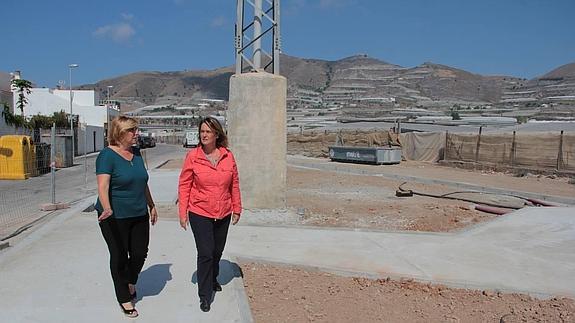 Carchuna recupera un espacio abandonado para convertirlo en una plaza