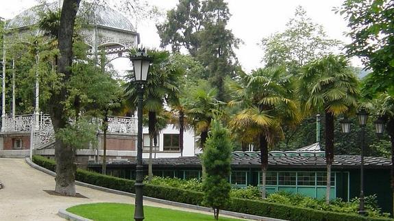 Un abuelo se confunde, se lleva a un niño que no es su nieto y es reducido por el padre