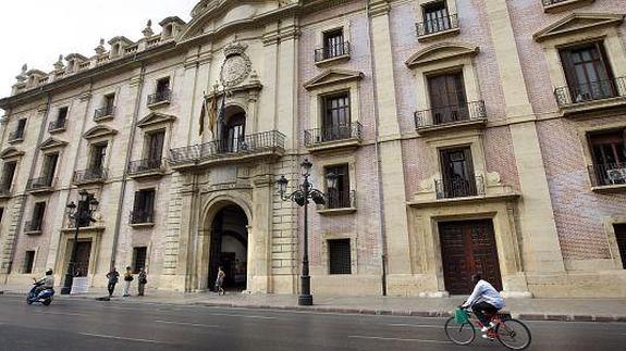 Un policía local encañona a un médico de cabecera y amenaza con matarlo por no darle la baja