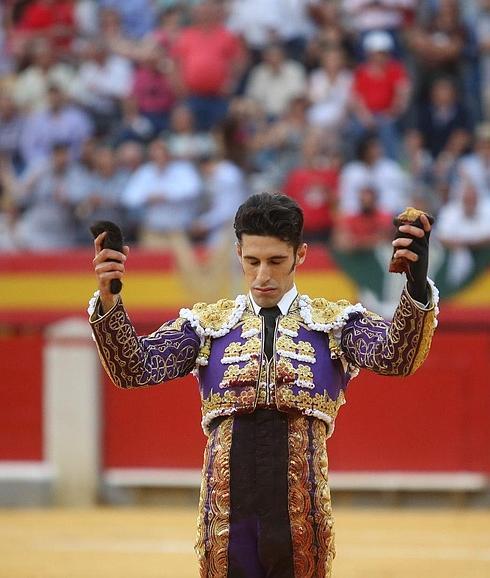 Triunfos de Morante y Talavante y Manzanares, que cae herido, en Granada