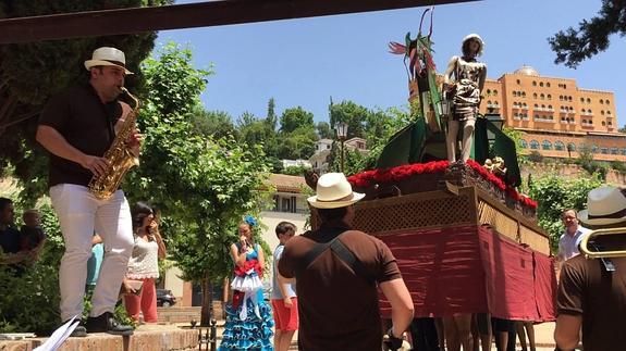 La Tarasca, en el Realejo, sale a costal