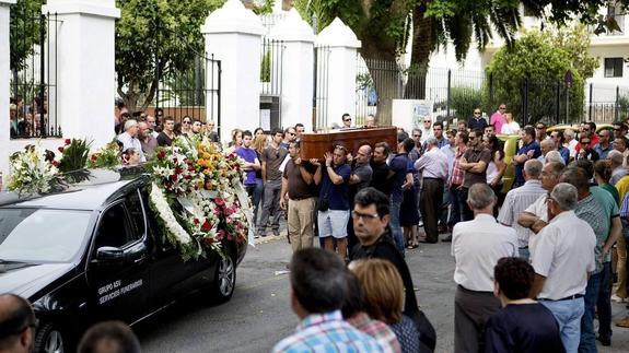 Familiares y amigos despiden en Motril al camionero muerto a tiros en Pamplona