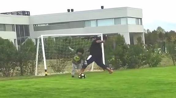 Maradona, humillado por su nieto (el hijo de Agüero)