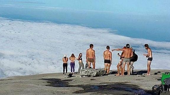 Arrestados por desnudarse en una montaña "sagrada" y "provocar un terremoto"