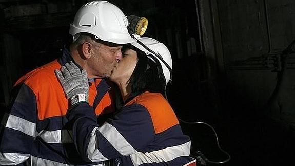 Un minero asturiano jubilado pide matrimonio a su novia en un pozo a 600 metros de profundidad