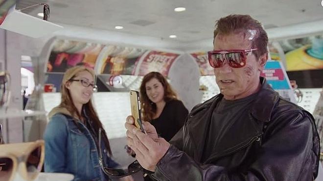 Schwarzenegger sale a la calle como Terminator para gastar bromas