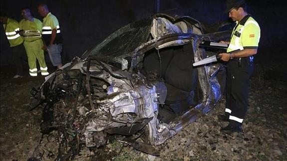 Una chica cae a las vías del tren y consigue salir de su coche antes de que le arrolle