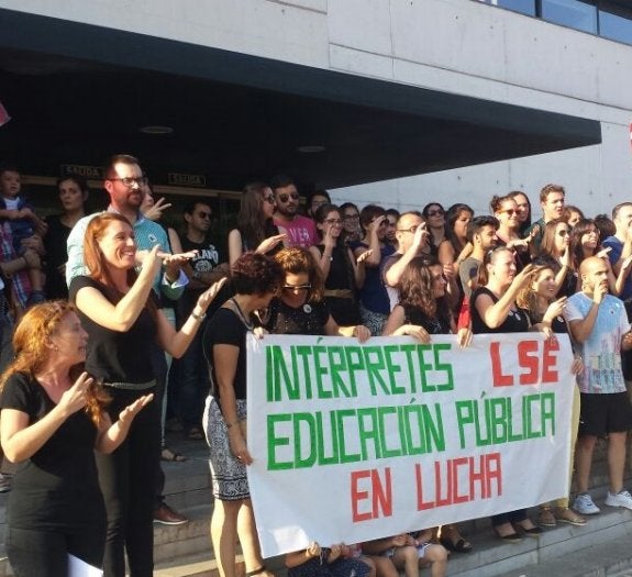 Los intérpretes de lengua de signos convocan una marcha hasta Sevilla