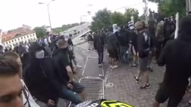 Descendiendo en bici acaba topándose con varios neonazis agresivos