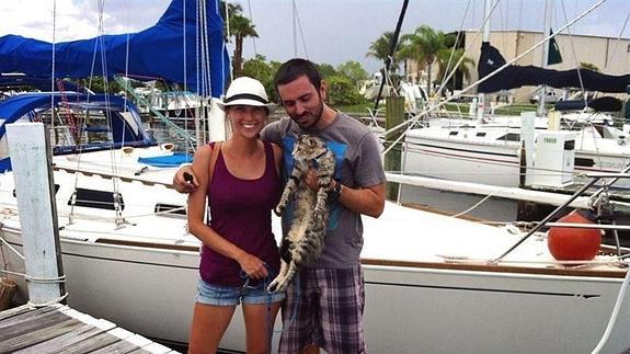 Una pareja deja su monótona vida para recorrer el mundo en un barco con su gato
