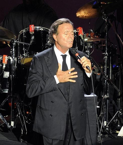 A Julio Iglesias le duele la espalda, no el corazón