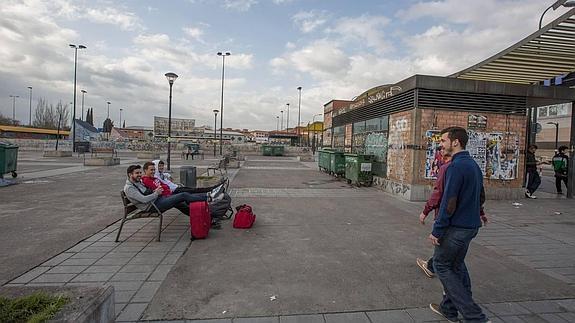 Los vecinos del botellódromo exigen por escrito el cierre «los 52 fines de semana del año»