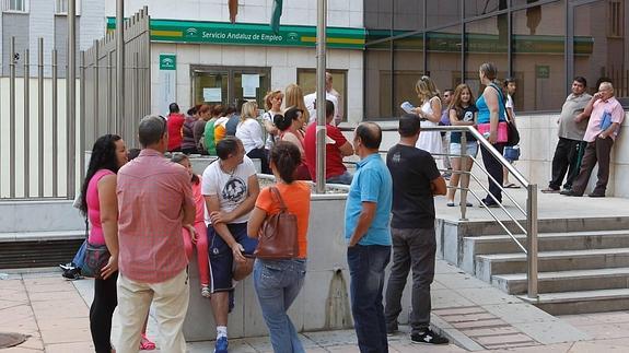 Más parados y menos funcionarios colapsan varias oficinas del Servicio Andaluz de Empleo