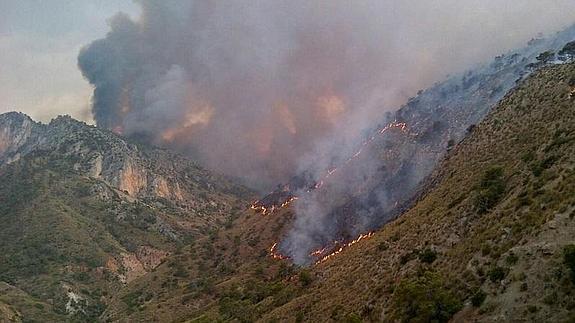 Medios aéreos y terrestres trabajan para intentar que el incendio no avance hacia Larva y Huesa
