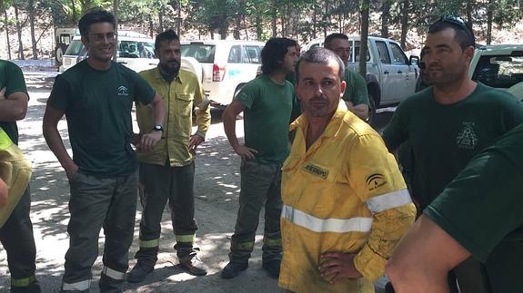 Los combatientes del peor incendio del verano