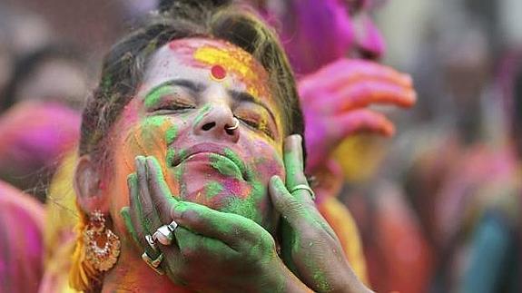 El multimillonario negocio de la obsesión por la piel clara en la India