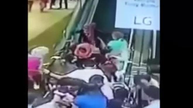 Una escalera mecánica da marcha atrás por sorpresa y pasa esto