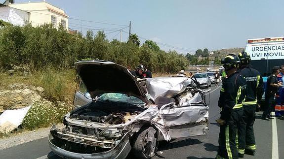 Así quedó un coche en Berja tras una brutal colisión frontal