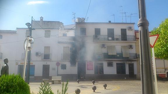Un incendio en pleno centro de Lopera se salda sin heridos de gravedad