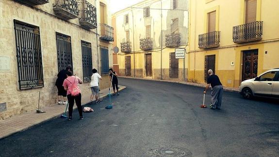 Vecinos de Sorihuela inician una campaña de limpieza para dejar las calles 'como una patena'