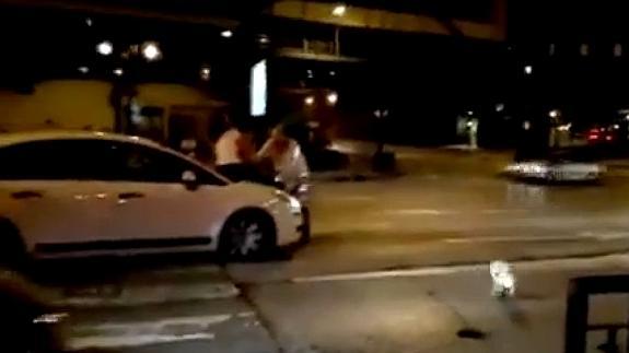Violento y surrealista enfrentamiento entre una joven y un conductor en Oviedo
