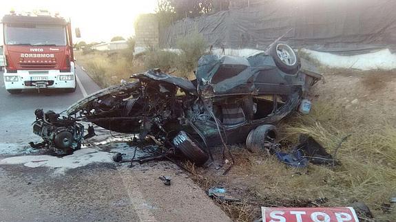 Sale ileso de un accidente que destroza su coche