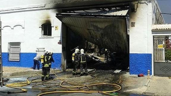 Los bomberos apagan un incendio en una fábrica de hielo de Sevilla