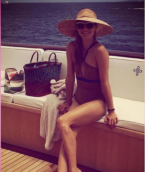 Olivia Palermo navega junto a su marido