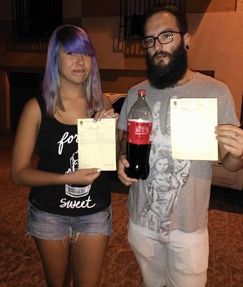 Multan a 4 jóvenes de Córdoba por comer pizza y beber refrescos en la calle