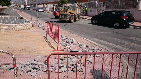 Endesa corta de raíz el suministro a los 'okupas' de los 36 duplex adosados de La Vaguada
