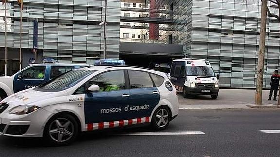 Entra a robar a casa de su vecina y se olvida el móvil al salir