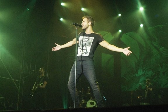 Pablo Alborán regala dos horas de concierto a un público entregado