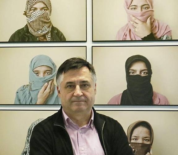 «Busco a los que conocí bajo las bombas para verles sonreír»