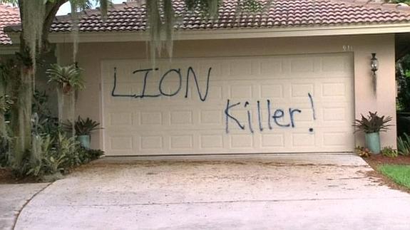 '¡Asesino de leones!': la pintada que ha aparecido en la casa del dentista que mató a 'Cecil'