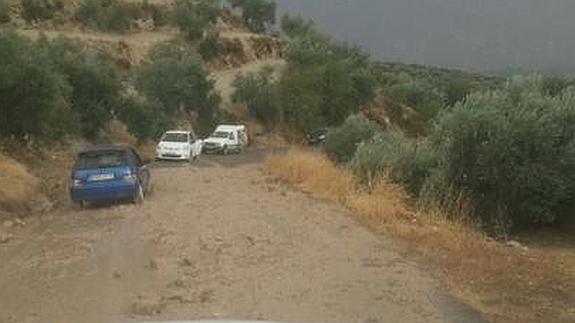 La lluvia genera desprendimientos y daños en varias vías