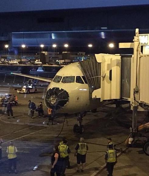 Un avión aterriza de emergencia por los daños en el fuselaje tras una tormenta de granizo