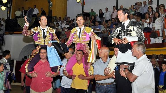 Todos salen a hombros en Sabiote