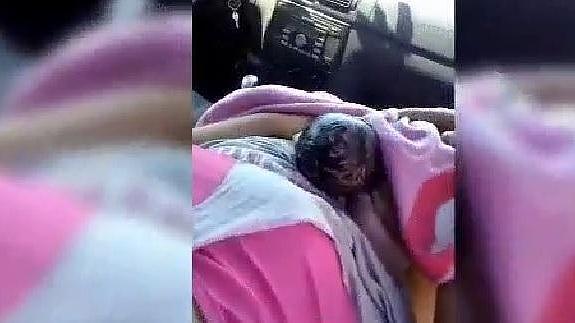 Una mujer da a luz en un coche en la A-4 y el vídeo grabado por su marido triunfa en Internet