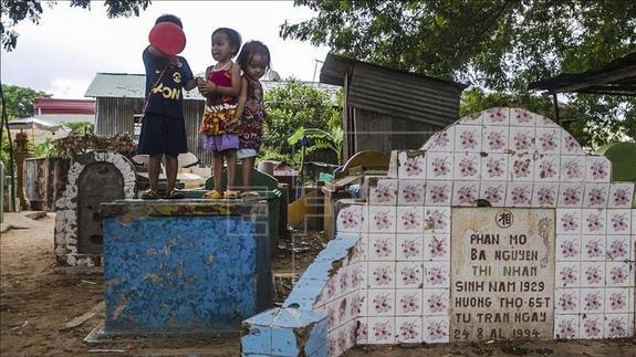 Decenas de familias, obligadas a vivir en un cementerio