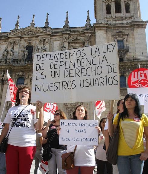 Las cuidadoras de la Dependencia llevan todo el verano sin cobrar