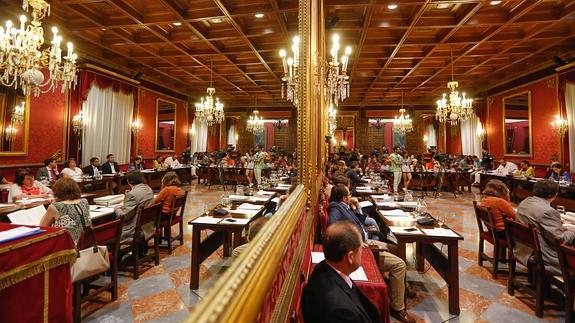 El Ayuntamiento rectifica y acepta que cualquier vecino grabe los plenos