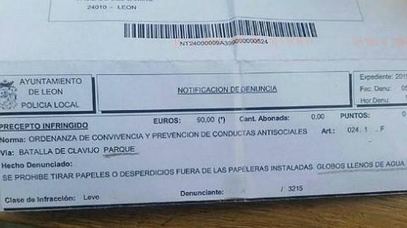 Multa de 90 euros por tirar globos de agua en un parque con su hija