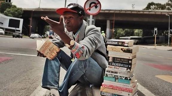 La increíble historia del mendigo que se gana la vida criticando obras literarias