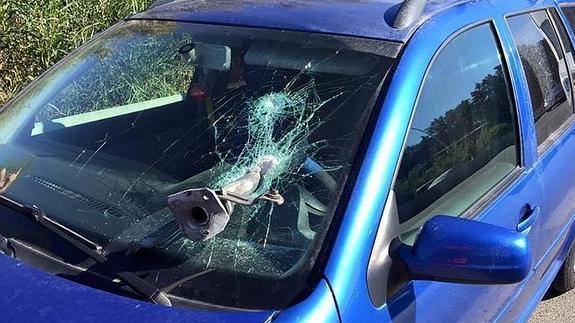 Unos centímetros salvan a una conductora tras el impacto de un hierro contra su coche