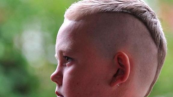 Castigado por llevar el mismo peinado que Agüero