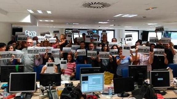 Protesta silenciosa en TVE por suavizar la agresión a refugiados de la periodista húngara