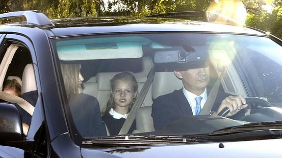 Vuelta al cole de Sofía y Leonor acompañadas de sus padres