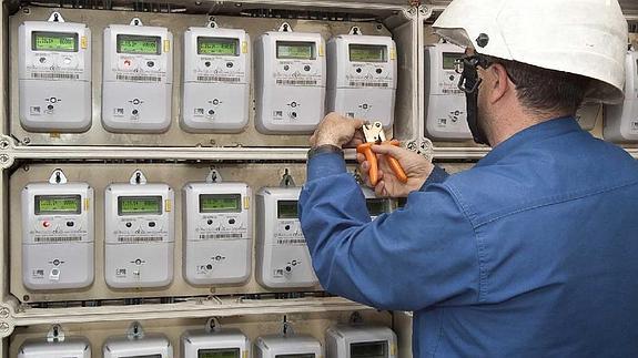 Facua acusa a las eléctricas de "falsear manipulaciones de los contadores" para lucrarse